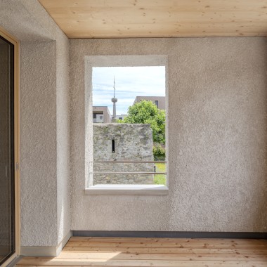 Die Balkonwände und die Fassade bestehen aus Kalkputz. © Openly / Jens Ellensohn Die Balkonwände und die Fassade bestehen aus Kalkputz. © Openly / Jens Ellensohn