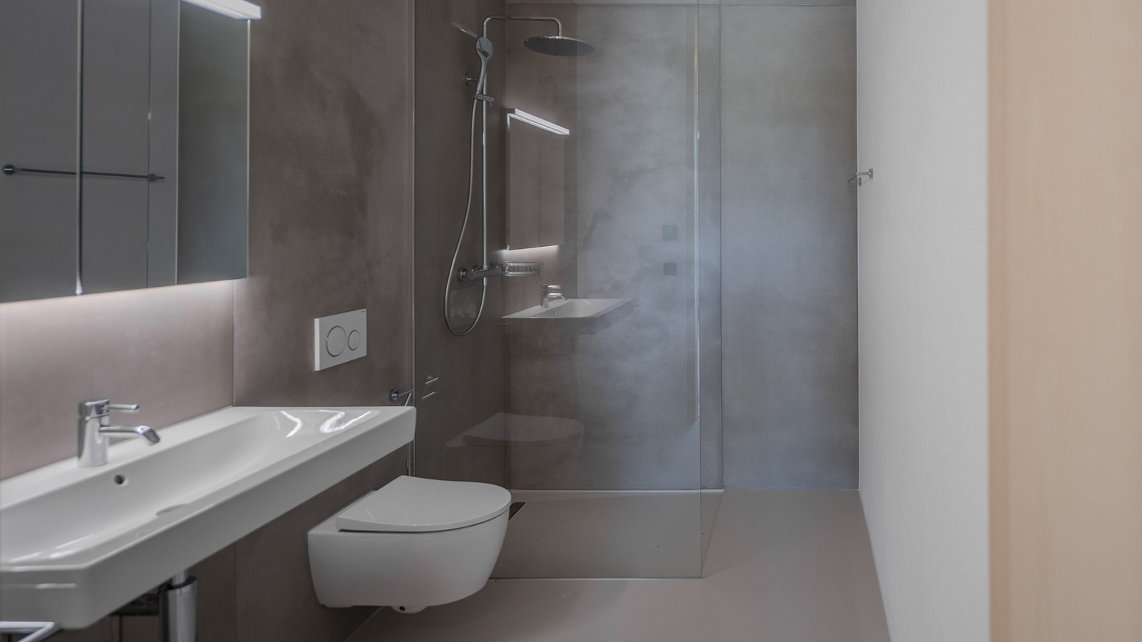 Die Badezimmer sind mit WCs und Waschtischen von Geberit ausgestattet. (© Openly / Jens Ellensohn)