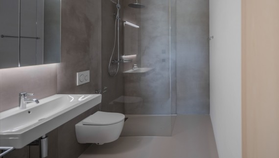 Die Badezimmer sind mit WCs und Waschtischen von Geberit ausgestattet. (© Openly / Jens Ellensohn) Die Badezimmer sind mit WCs und Waschtischen von Geberit ausgestattet. (© Openly / Jens Ellensohn)