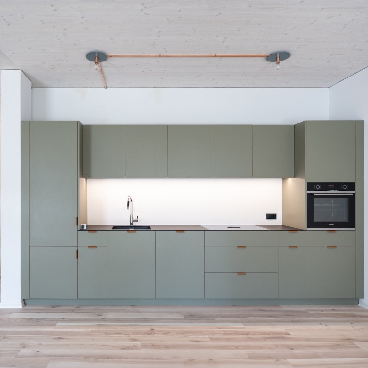 Um das Gebäude auch langfristig flexibel zu nutzen, sind Aufputzleitungen installiert. © Openly / Jens Ellensohn