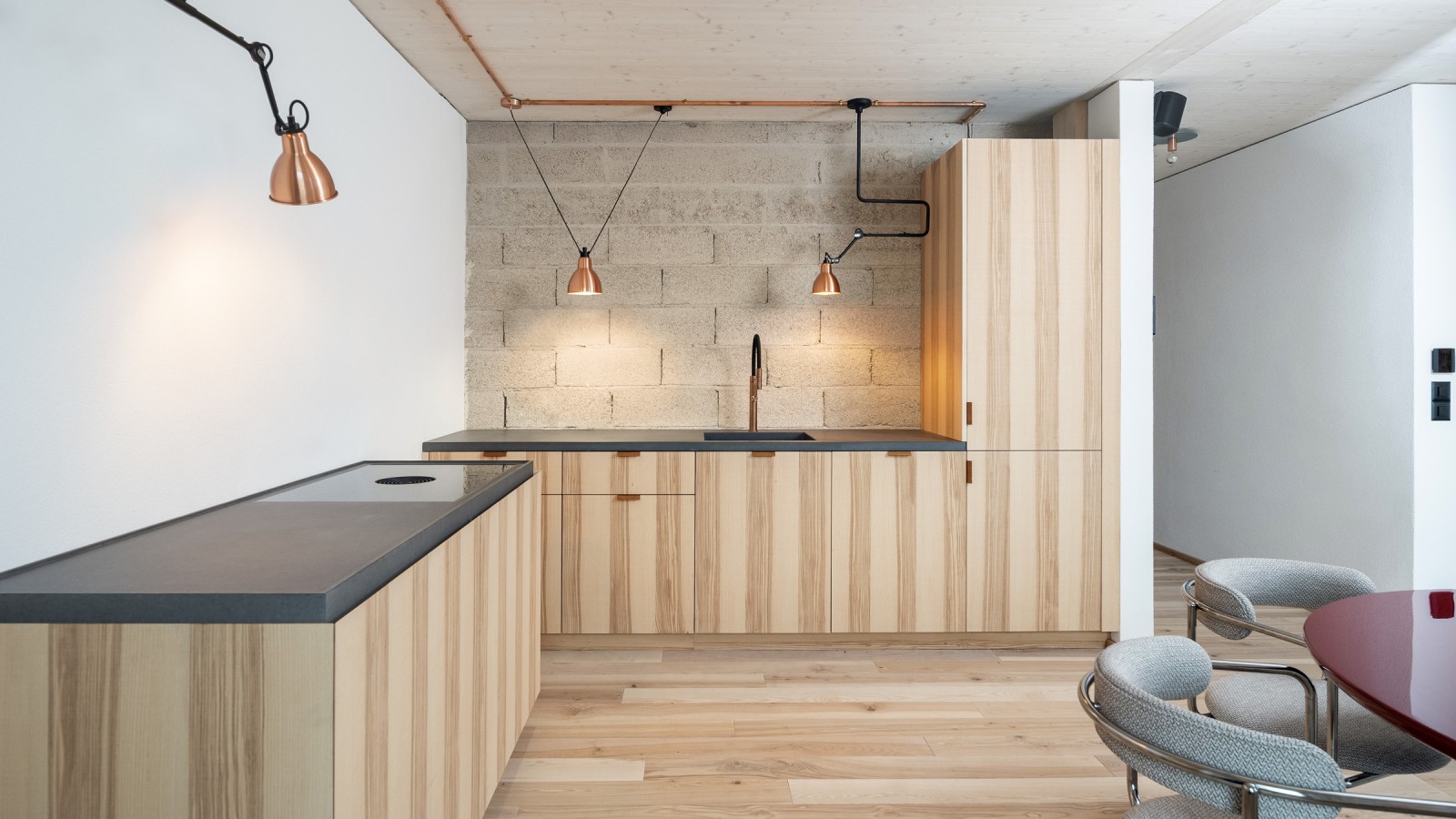 Im Innenausbau wird mit Holz aus regionaler und zertifizierter Forstwirtschaft gearbeitet. (© Openly / Jens Ellensohn)