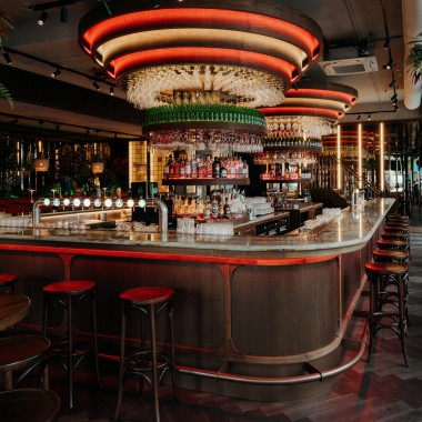Im Parterre: Das legendäre Heineken Hoek Grand Café in neuem Look (© Nina Slagmolen) Im Parterre: Das legendäre Heineken Hoek Grand Café in neuem Look (© Nina Slagmolen)