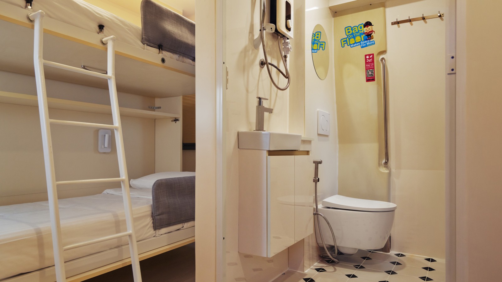 Clever: Die massgefertigten Betten lassen sich bei Nichtgebrauch einfach wegklappen (© Watson Lau) Clever: Die massgefertigten Betten lassen sich bei Nichtgebrauch einfach wegklappen (© Watson Lau)