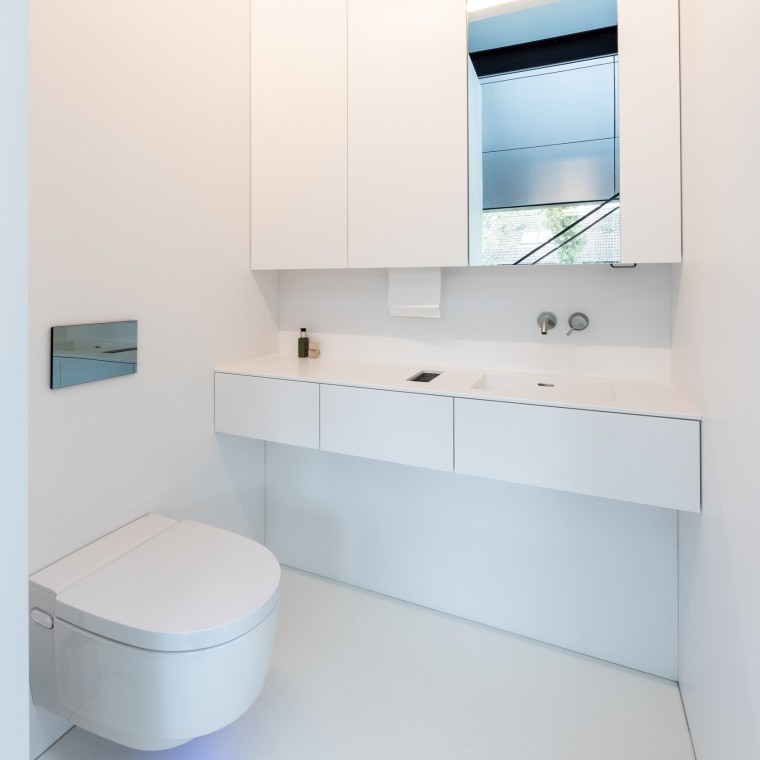 Minimalistisches Interior Design, maximaler Komfort – mit dem Dusch-WC Geberit AquaClean Mera Comfort (© Lucas van der Wee)