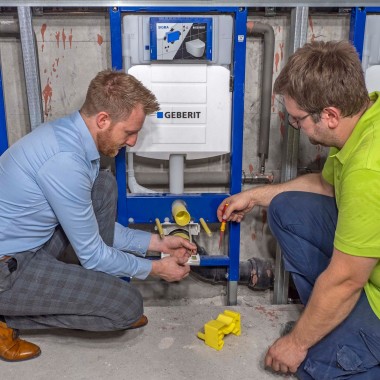 Installation der Geberit Power & Connect Box Installation der Geberit Power & Connect Box