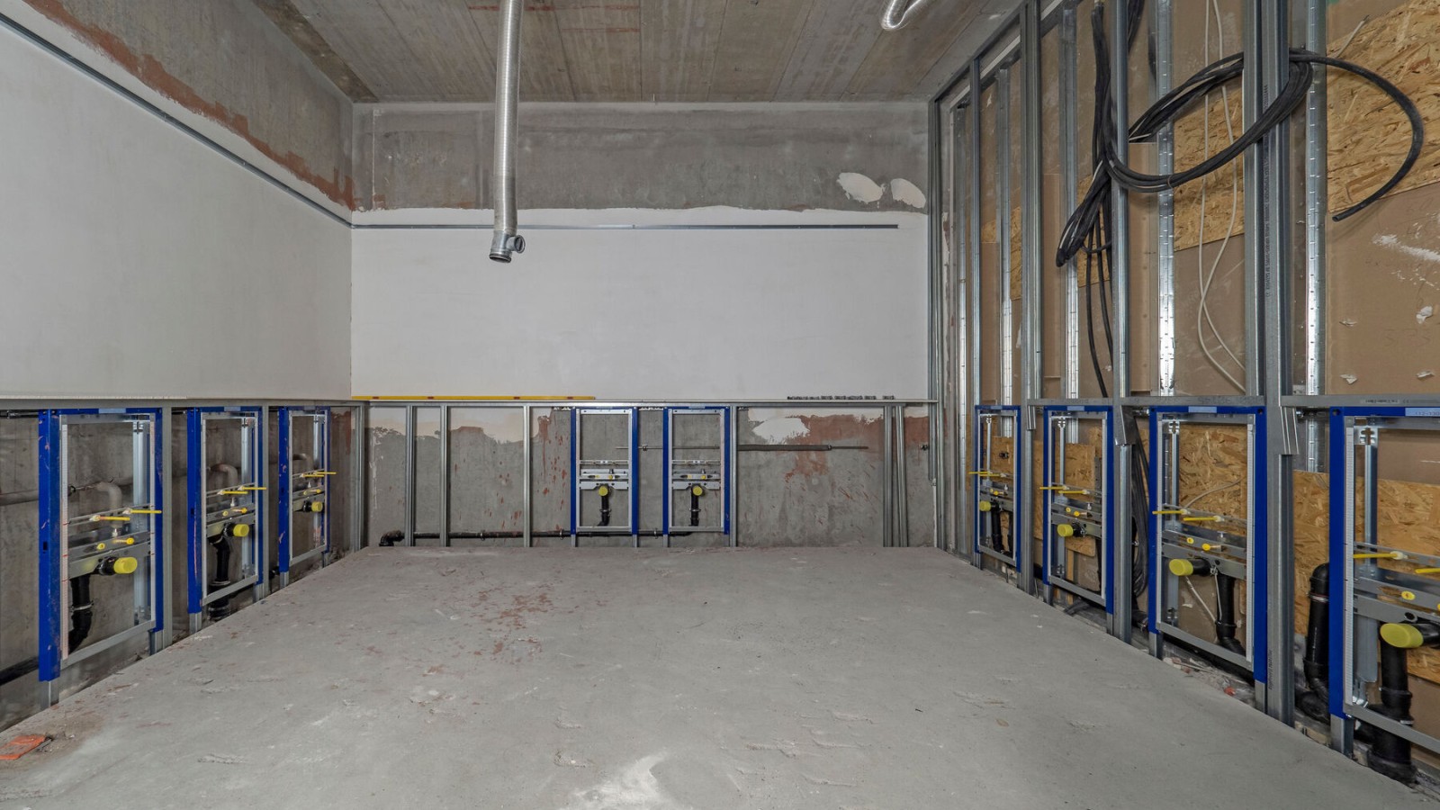 Sanitäranlage der Halle 12 im Rohbau Sanitäranlage der Halle 12 im Rohbau