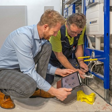 Installation der Geberit Power & Connect Box Installation der Geberit Power & Connect Box