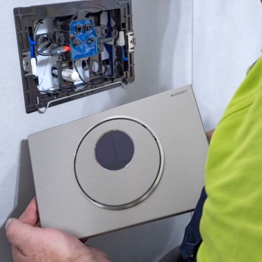 Installation der Geberit Sigma10 Betätigungsplatte Installation der Geberit Sigma10 Betätigungsplatte