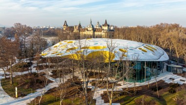 Ein Pilz in einem Park? Das ikonische Dach des «House of Music Hungary» von oben gesehen (© Városliget Zrt.)