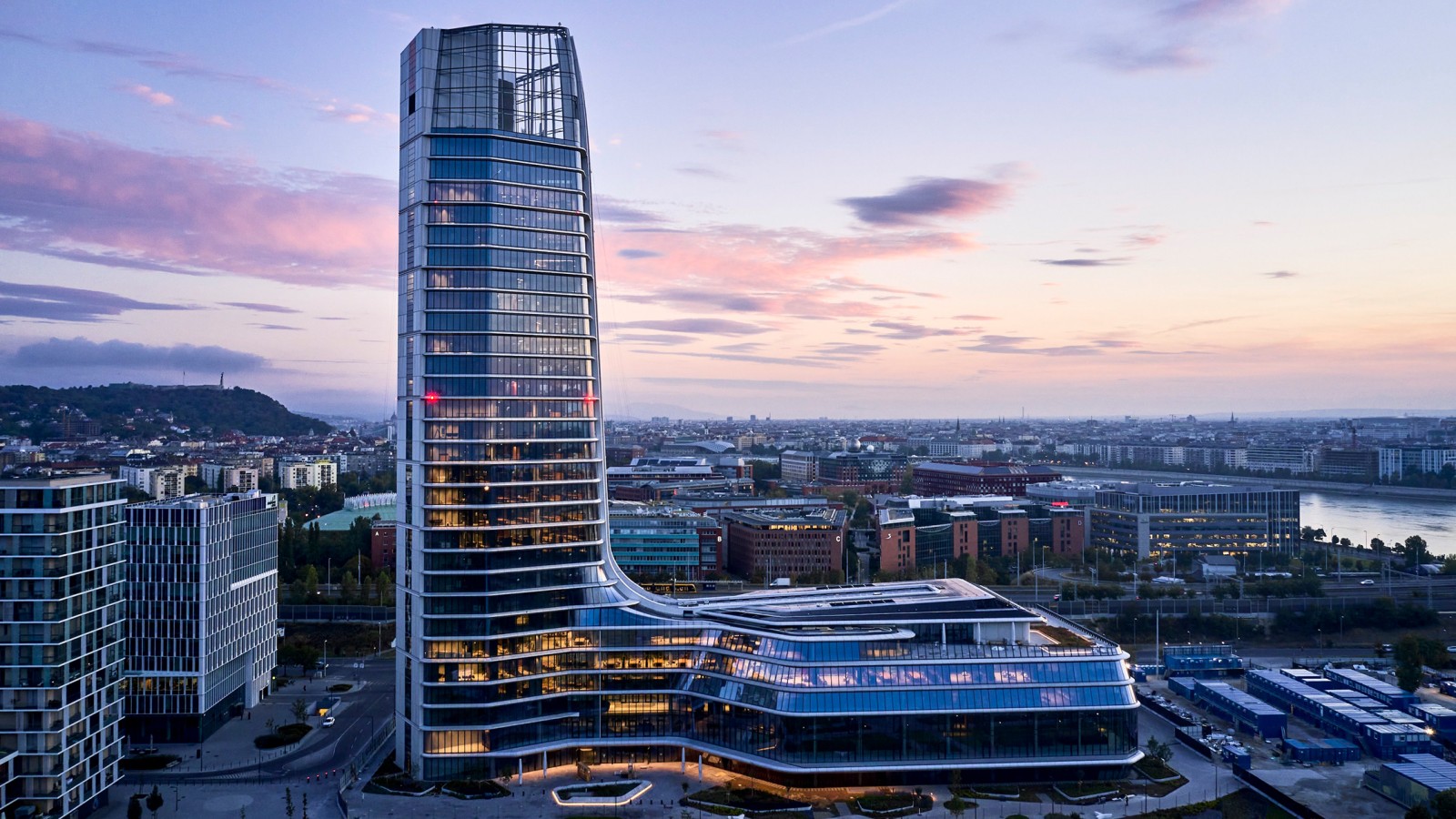 Von weitem zu sehen: MOL Campus ist mit seinen 143 Meter hohen Turm und dem angrenzenden Podium neu das höchste Gebäude in Ungarn (© MOL Gruppe) Von weitem zu sehen: MOL Campus ist mit seinen 143 Meter hohen Turm und dem angrenzenden Podium neu das höchste Gebäude in Ungarn (© MOL Gruppe)