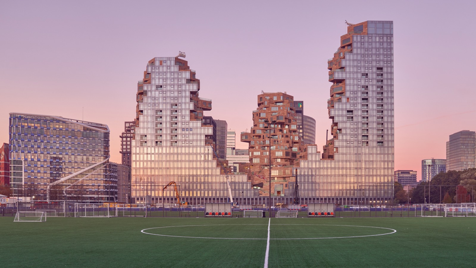 Außen glatt, innen eine zerklüftete Felsenschlucht: «The Valley» in Amsterdam (NL) (© Marcel Steinbach) Außen glatt, innen eine zerklüftete Felsenschlucht: «The Valley» in Amsterdam (NL) (© Marcel Steinbach)