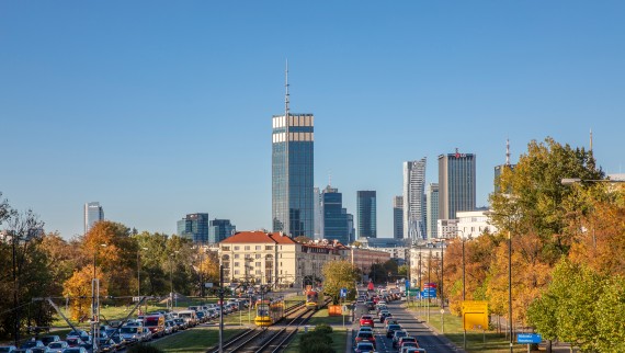 Varso Place mit seinem 310 Meter hohen Turm überragt ganz Warschau (© Aaron Hargreaves/Foster + Partners) Varso Place mit seinem 310 Meter hohen Turm überragt ganz Warschau (© Aaron Hargreaves/Foster + Partners)