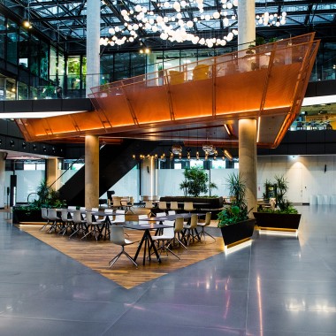 Blick ins Innere des Varso Place: Eine von Glas umhüllte Plaza erzeugt eine Verbindung zwischen Bürolandschaft und öffentlichem Raum (© Jarosław Kąkol) Blick ins Innere des Varso Place: Eine von Glas umhüllte Plaza erzeugt eine Verbindung zwischen Bürolandschaft und öffentlichem Raum (© Jarosław Kąkol)