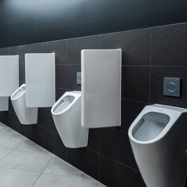 Bei den Urinalen kommt die Geberit Sigma10-Betätigungsplatte zum Einsatz (© Jarosław Kąkol) Bei den Urinalen kommt die Geberit Sigma10-Betätigungsplatte zum Einsatz (© Jarosław Kąkol)
