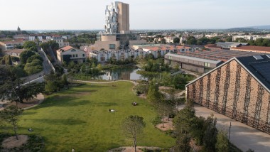 Das Kulturzentrum LUMA in Arles: Im Vordergrund der Atelierpark und die grosse Veranstaltungshalle, am oberen Ende der 56 Meter hohe Turm von Frank Gehry (© Rémi Bénali, Arles)