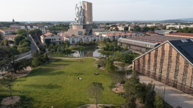 Das Kulturzentrum LUMA in Arles: Im Vordergrund der Atelierpark und die grosse Veranstaltungshalle, am oberen Ende der 56 Meter hohe Turm von Frank Gehry (© Rémi Bénali, Arles) Das Kulturzentrum LUMA in Arles: Im Vordergrund der Atelierpark und die grosse Veranstaltungshalle, am oberen Ende der 56 Meter hohe Turm von Frank Gehry (© Rémi Bénali, Arles)