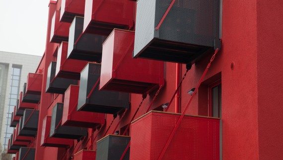 Eine markant rote Fassade mit vorgesetzten kubischen Balkonen ist der neue Hingucker an der Goldsteinstrasse in Frankfurt am Main (DE) (© Geberit) Eine markant rote Fassade mit vorgesetzten kubischen Balkonen ist der neue Hingucker an der Goldsteinstrasse in Frankfurt am Main (DE) (© Geberit)