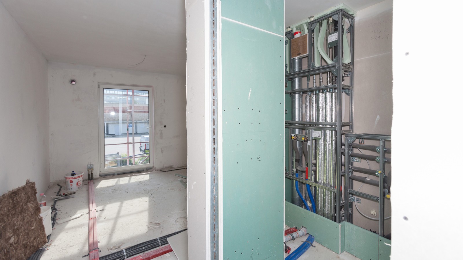 Die industriell vorgefertigten Geberit GIS Vorwandinstallationen für das komplette Versorgungs- und Entwässerungssystem verkürzten die Bauzeit um drei Monate (© Geberit) Die industriell vorgefertigten Geberit GIS Vorwandinstallationen für das komplette Versorgungs- und Entwässerungssystem verkürzten die Bauzeit um drei Monate (© Geberit)