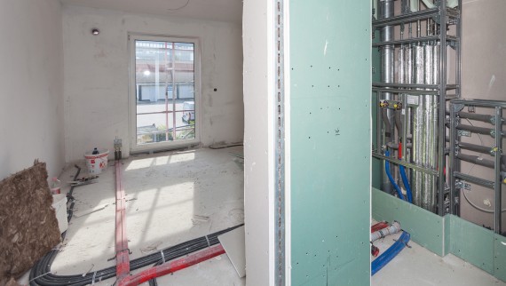 Die industriell vorgefertigten Geberit GIS Vorwandinstallationen für das komplette Versorgungs- und Entwässerungssystem verkürzten die Bauzeit um drei Monate (© Geberit) Die industriell vorgefertigten Geberit GIS Vorwandinstallationen für das komplette Versorgungs- und Entwässerungssystem verkürzten die Bauzeit um drei Monate (© Geberit)
