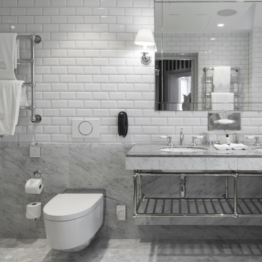 Badezimmer mit Dusch-WC AquaClean Mera (© Andy Liffner)