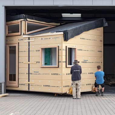 Grosstransport für das kleine Haus: Im Mai 2022 durfte «Sprout» von der Werkstatt in die grüne Nachbarschaft von Olst-Wijhe umziehen (NL) (© Chiela van Meerwijk) Grosstransport für das kleine Haus: Im Mai 2022 durfte «Sprout» von der Werkstatt in die grüne Nachbarschaft von Olst-Wijhe umziehen (NL) (© Chiela van Meerwijk)