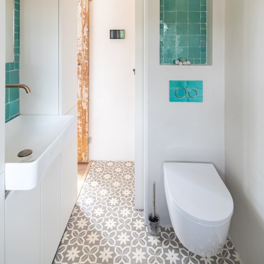 Alles für das kleine Bad: WC, Betätigungsplatte und Aufsatzwaschtisch sind von Geberit (© Chiela van Meerwijk) Alles für das kleine Bad: WC, Betätigungsplatte und Aufsatzwaschtisch sind von Geberit (© Chiela van Meerwijk)