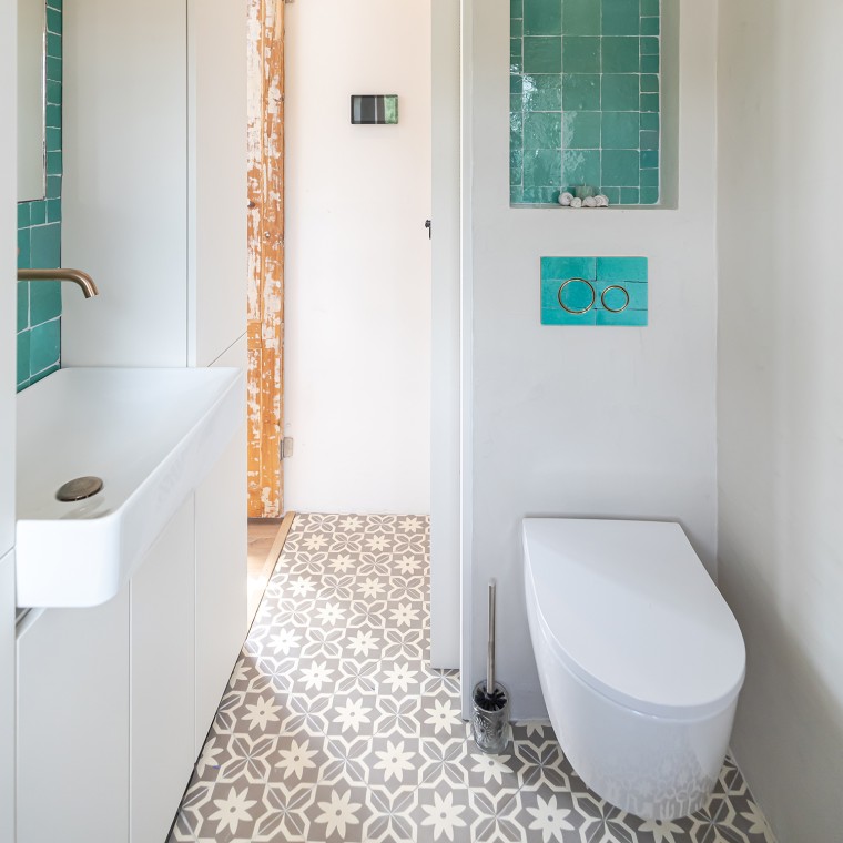 Alles für das kleine Bad: WC, Betätigungsplatte und Aufsatzwaschtisch sind von Geberit (© Chiela van Meerwijk) Alles für das kleine Bad: WC, Betätigungsplatte und Aufsatzwaschtisch sind von Geberit (© Chiela van Meerwijk)