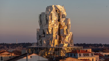 Die speziell beschichteten Aluminiumplatten der Turmfassade reflektieren das Licht der Abendsonne und schaffen so eine nahezu übernatürliche Stimmung (© Adrian Deweerdt, Arles)