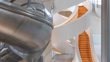 Im Innern des Turmbaus verbindet eine imposante, mehrfach gewundene Treppe die Geschosse. Wer will, kann auf dem Weg nach unten eine Rutsche benützen (© Adrian Deweerdt, Arles) Im Innern des Turmbaus verbindet eine imposante, mehrfach gewundene Treppe die Geschosse. Wer will, kann auf dem Weg nach unten eine Rutsche benützen (© Adrian Deweerdt, Arles)