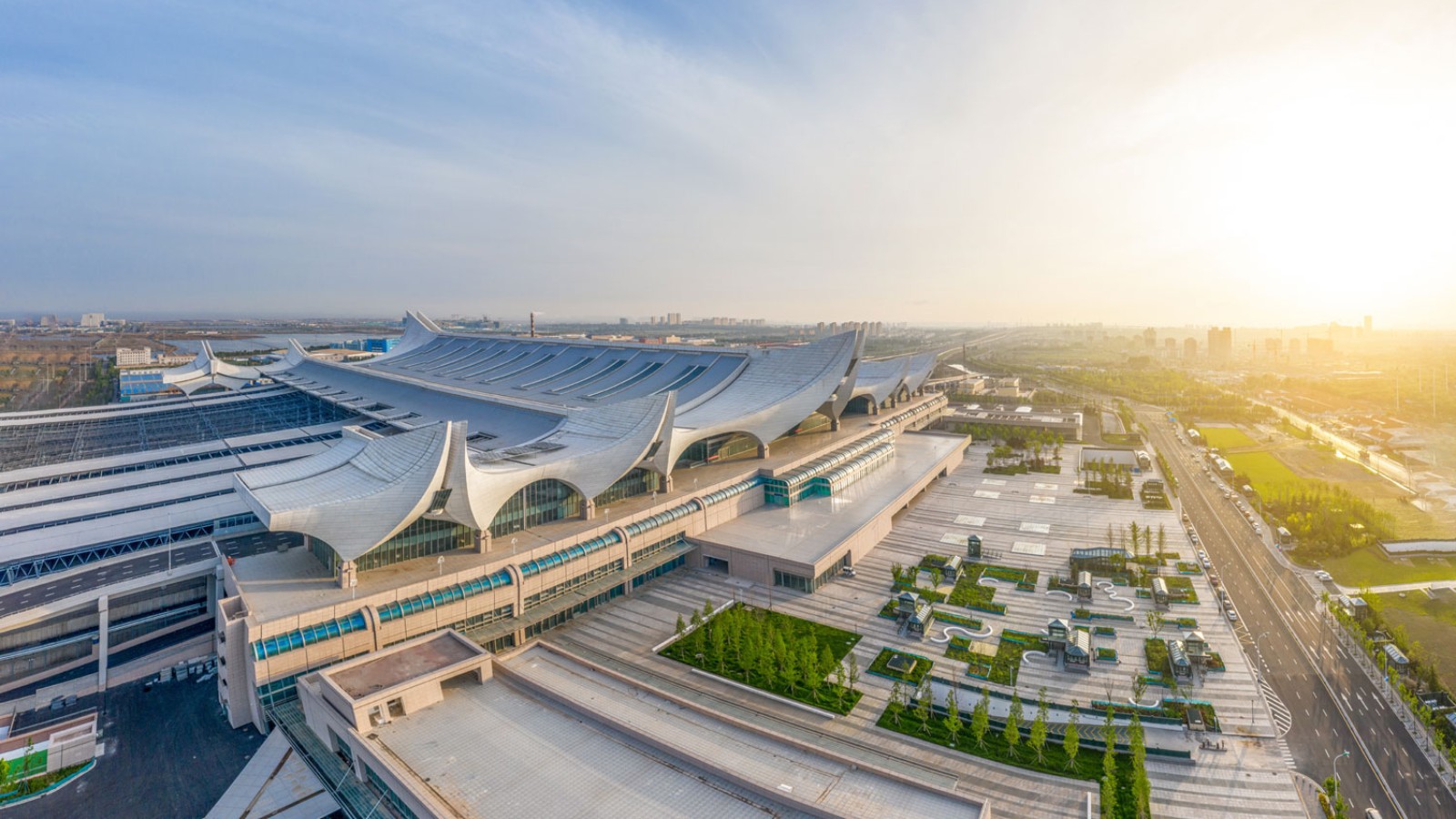 Zwei grosse und acht kleine Wellen: der wogende Bahnhof Hongdao (© ingDESIGN Co., Ltd.) Zwei grosse und acht kleine Wellen: der wogende Bahnhof Hongdao (© ingDESIGN Co., Ltd.)