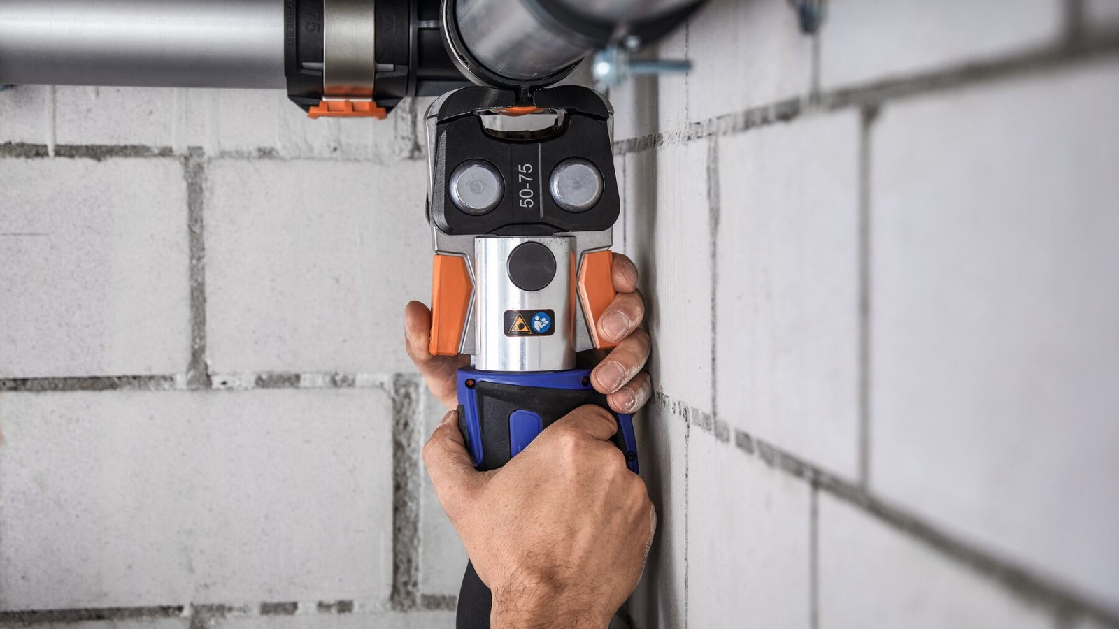 Geberit FlowFit kann an engen Stellen verpresst werden Geberit FlowFit kann an engen Stellen verpresst werden