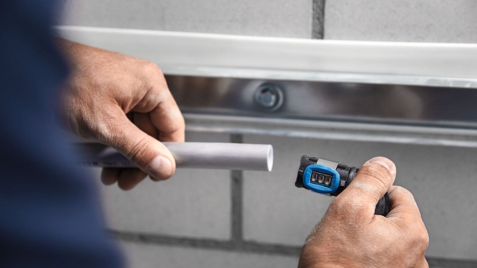 Der Geberit FlowFit Fitting lässt sich direkt nach dem Ablängen aufstecken