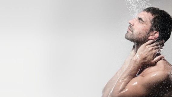Man duscht im sauberen Trinkwasser (© Geberit)