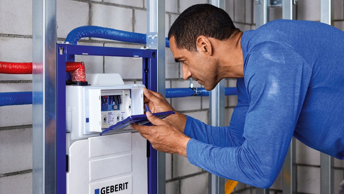 Mann installiert das Geberit Hygienesystem Mann installiert das Geberit Hygienesystem