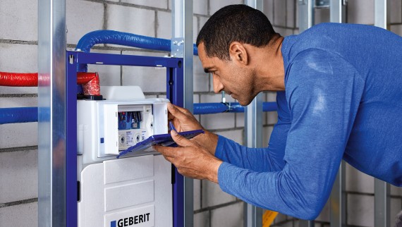 Ein im Geberit Duofix System installierter Geberit Unterputzspülkasten mit HS30 Hygienespülung (© Geberit) Ein im Geberit Duofix System installierter Geberit Unterputzspülkasten mit HS30 Hygienespülung (© Geberit)