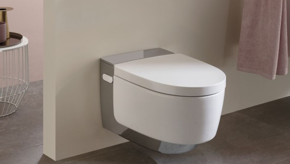 Dusch-WC Geberit AquaClean Mera Comfort in einem hellen Badezimmer Dusch-WC Geberit AquaClean Mera Comfort in einem hellen Badezimmer
