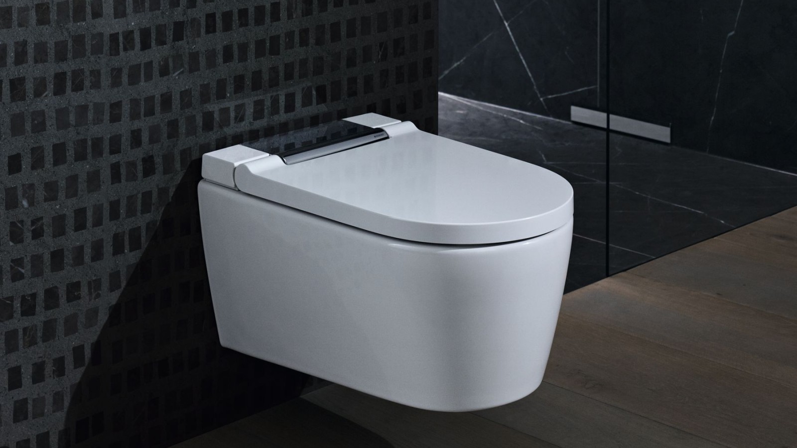 Dusch-WC Geberit AquaClean Sela Chrom glänzend in einem schwarzen Badezimmer