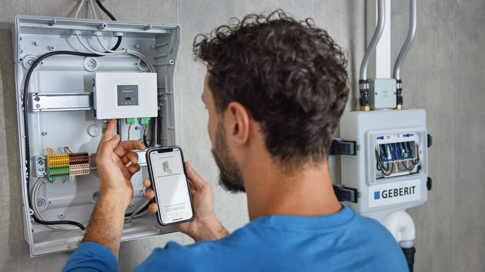 Das Geberit Gateway wird über die Geberit Control App bedient, dank der das System in wenigen Schritten in Betrieb genommen werden kann Das Geberit Gateway wird über die Geberit Control App bedient, dank der das System in wenigen Schritten in Betrieb genommen werden kann
