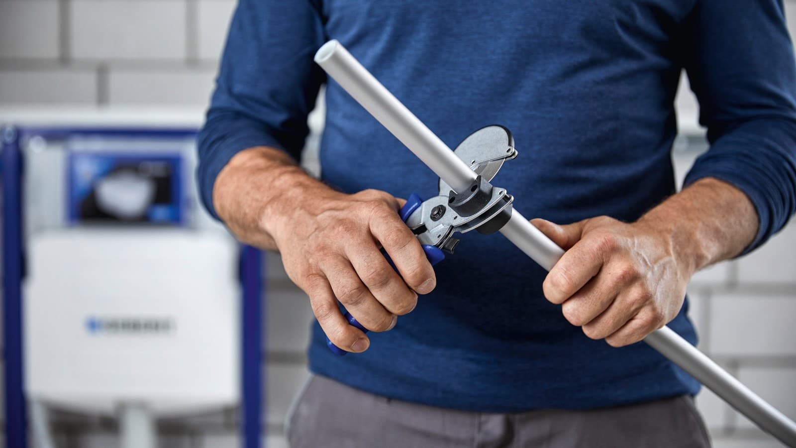 Nach dem Zuschneiden eines Rohrs entfällt bei Geberit FlowFit das Entgraten und Kalibrieren. Nach dem Zuschneiden eines Rohrs entfällt bei Geberit FlowFit das Entgraten und Kalibrieren.