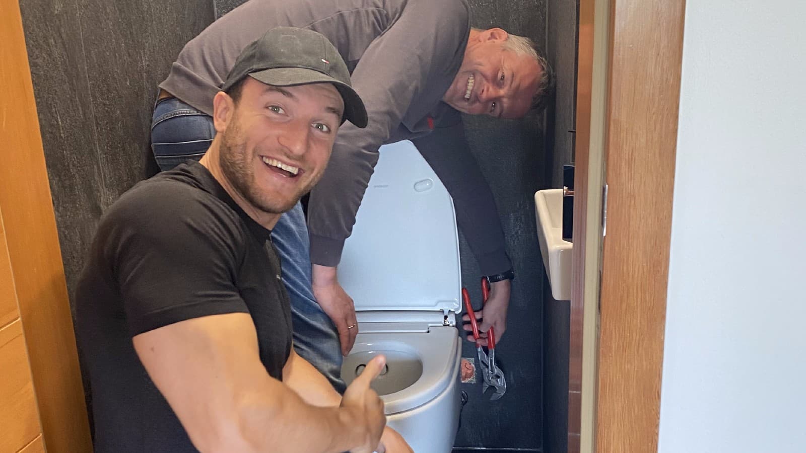 Influencer Sascha Huber ist begeistert vom Geberit AquaClean Dusch-WC und freut sich auf den Einbau seines Meras. (c) Sascha Huber Influencer Sascha Huber ist begeistert vom Geberit AquaClean Dusch-WC und freut sich auf den Einbau seines Meras. (c) Sascha Huber