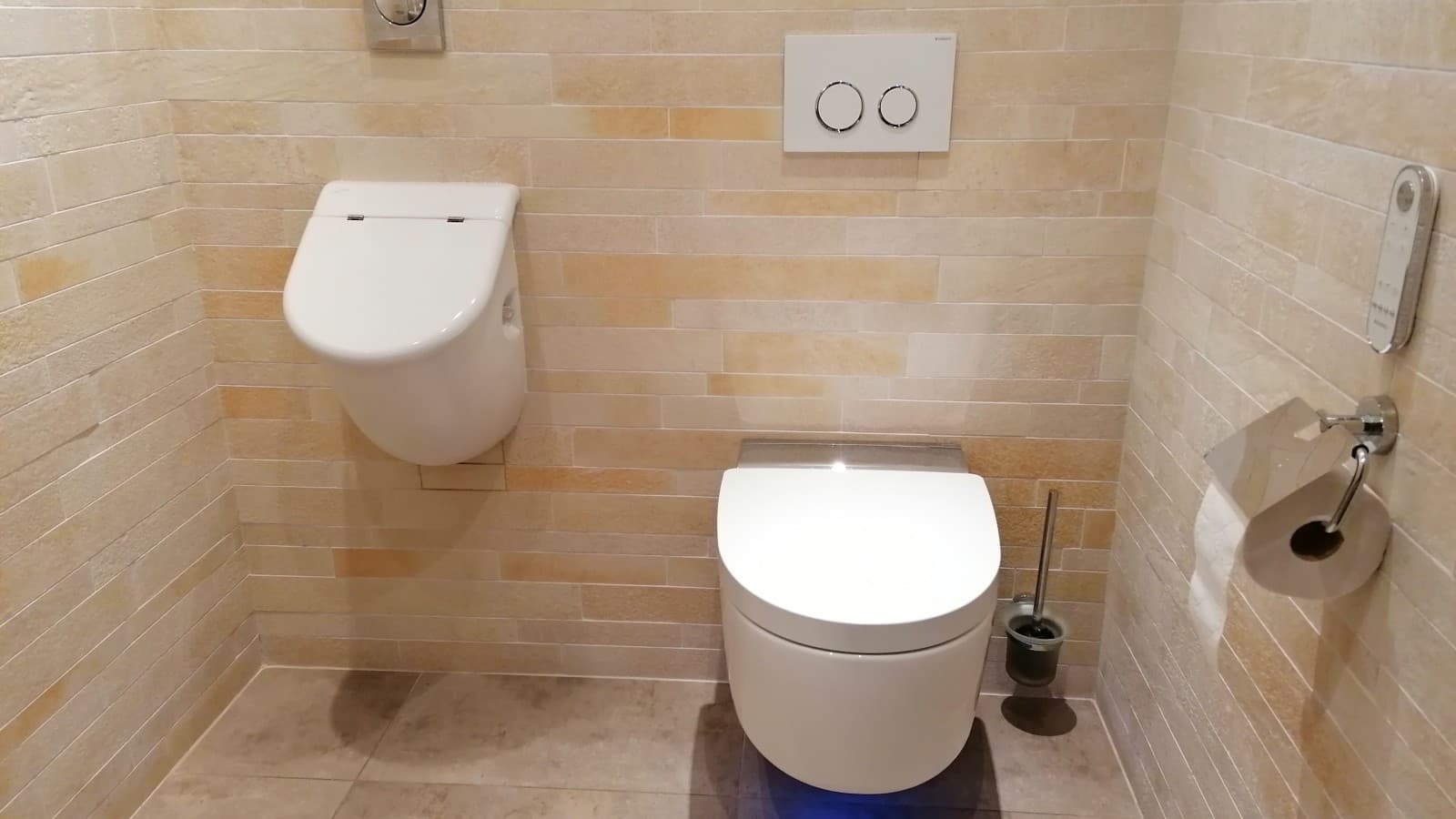 Nun spielt die Toilette des erfolgreichen Handbikers Alexander Gritsch alle Stückerl: Nicht nur ein Pissoir, sondern auch ein Top-Dusch-WC, das Geberit AquaClean Mera, sorgen für höchsten Hygienestandard im Hause Gritsch. (c) Alexander Gritsch/Geberit Nun spielt die Toilette des erfolgreichen Handbikers Alexander Gritsch alle Stückerl: Nicht nur ein Pissoir, sondern auch ein Top-Dusch-WC, das Geberit AquaClean Mera, sorgen für höchsten Hygienestandard im Hause Gritsch. (c) Alexander Gritsch/Geberit