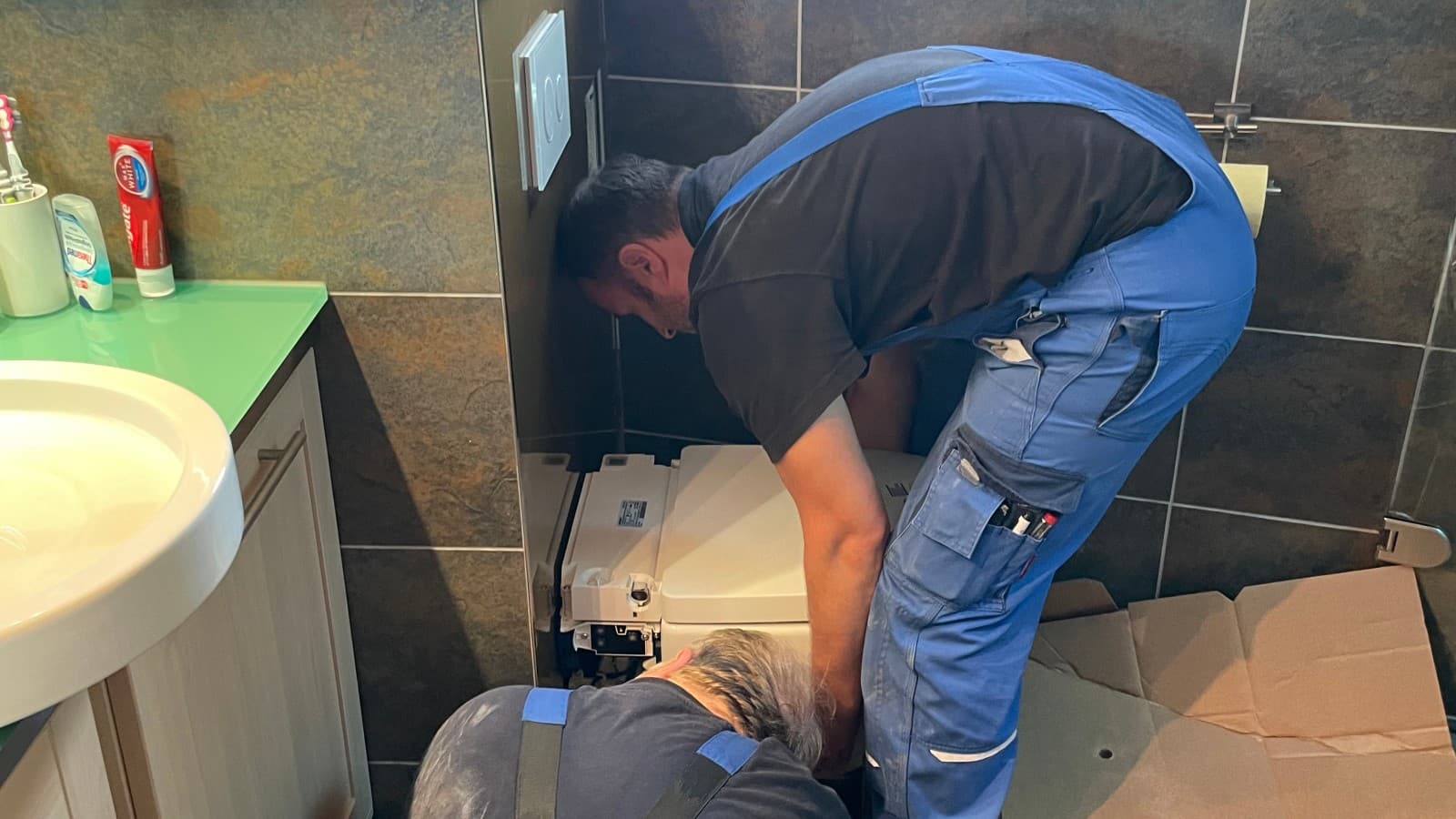 Die beiden Monteure beim Einbau des Geberit Dusch-WCs. (c) Irma Fabjan Die beiden Monteure beim Einbau des Geberit Dusch-WCs. (c) Irma Fabjan