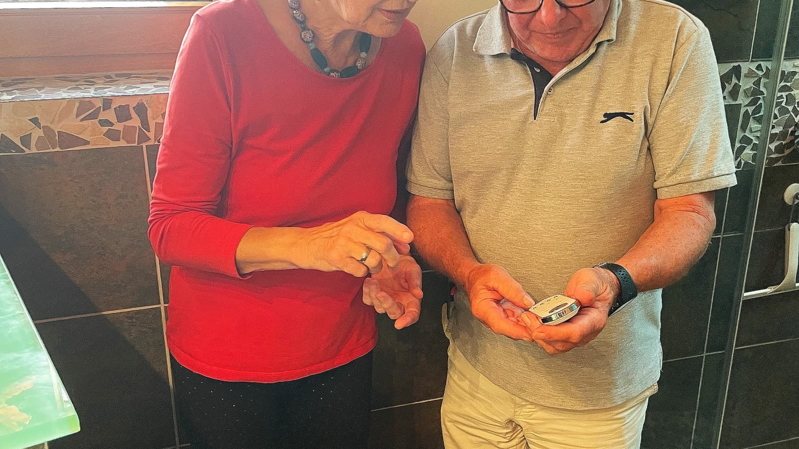 Irma Fabjan lies es sich nicht nehmen, einem zufällig vorbeigekommenen Freund die Funktionen des Dusch-WCs und im Besonderen der Fernbedienung zu erläutern. (c) Irma Fabjan Irma Fabjan lies es sich nicht nehmen, einem zufällig vorbeigekommenen Freund die Funktionen des Dusch-WCs und im Besonderen der Fernbedienung zu erläutern. (c) Irma Fabjan