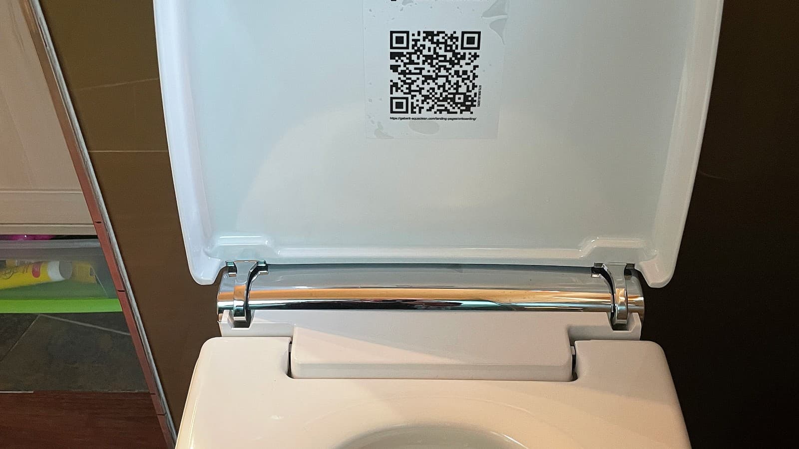 Mittels im WC-Deckel angebrachtem QR-Code gelangt man in einfachen Schritten der Geräteregistrierung mit Garantieverlängerung und vielen hilfreichen Informationen. (c) Irma Fabjan Mittels im WC-Deckel angebrachtem QR-Code gelangt man in einfachen Schritten der Geräteregistrierung mit Garantieverlängerung und vielen hilfreichen Informationen. (c) Irma Fabjan