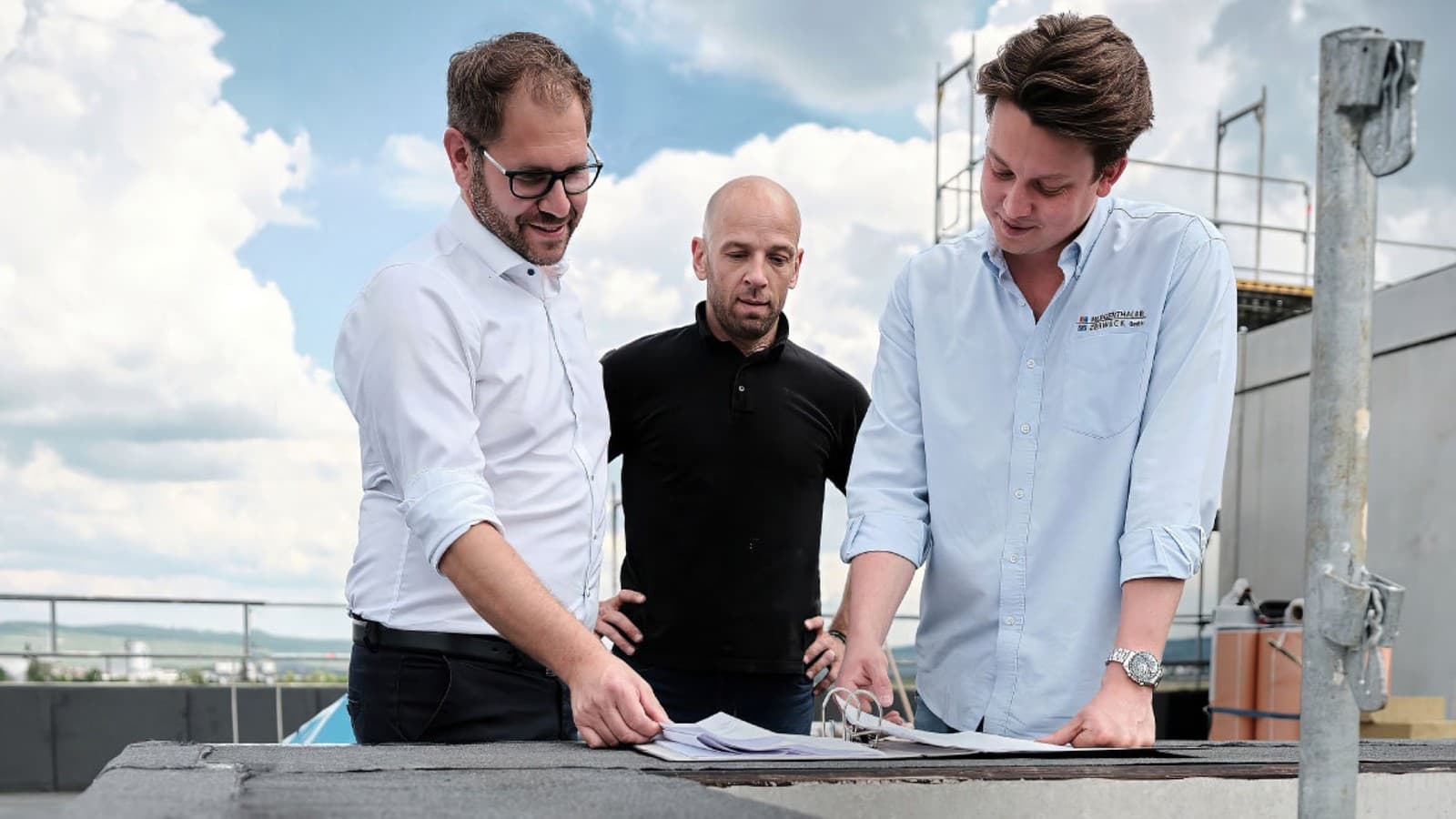 Geberit Verkaufsberater Florian Ehm unterstützte das Team von Mergenthaler Zerweck in allen Projektphasen. (v. li. Florian Ehm, Danijel Pupic, Leon Walter) Geberit Verkaufsberater Florian Ehm unterstützte das Team von Mergenthaler Zerweck in allen Projektphasen. (v. li. Florian Ehm, Danijel Pupic, Leon Walter)