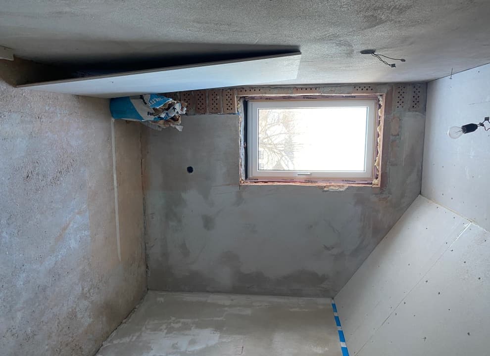 Ein Blick in das Zimmer vor der Renovierung und dem Umbau zum Gästebad. (c) Geberit Ein Blick in das Zimmer vor der Renovierung und dem Umbau zum Gästebad. (c) Geberit