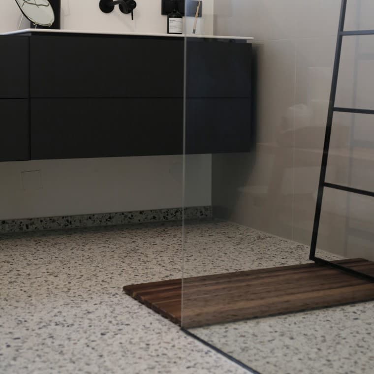 Die bodenebene Walk-in Dusche wird nur durch eine Glaswand abgetrennt. (c) Geberit Die bodenebene Walk-in Dusche wird nur durch eine Glaswand abgetrennt. (c) Geberit