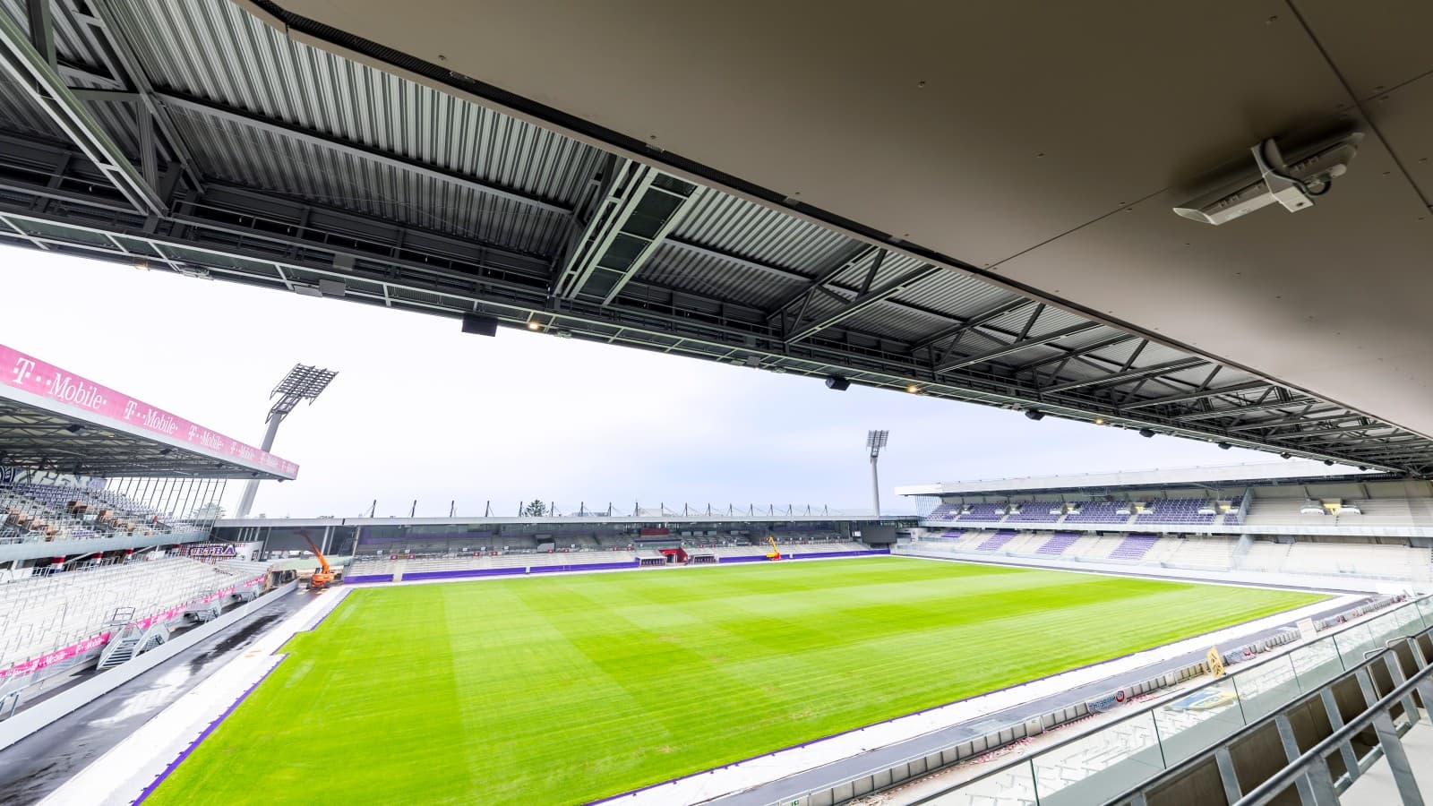 Beeindruckender Blick in die neue Generali Arena: Über die gesamte Länge der Dachkonstruktion sorgt das Geberit Pluvia Dachentwässerungssystem dafür, dass Regenwasser gesammelt und zur Bewässerung des Rasens eingesetzt werden kann. Beeindruckender Blick in die neue Generali Arena: Über die gesamte Länge der Dachkonstruktion sorgt das Geberit Pluvia Dachentwässerungssystem dafür, dass Regenwasser gesammelt und zur Bewässerung des Rasens eingesetzt werden kann.