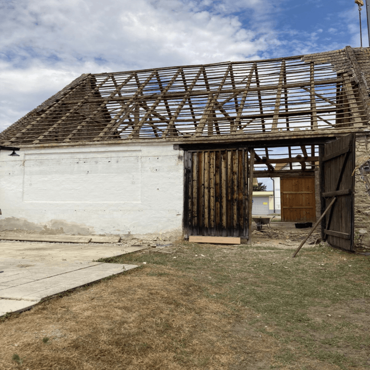 Die alte, bestehende Bausubstanz wurde, soweit möglich, erhalten und in bringt dem neuen Haus am Hof seinen Charm. Die alte, bestehende Bausubstanz wurde, soweit möglich, erhalten und in bringt dem neuen Haus am Hof seinen Charm.