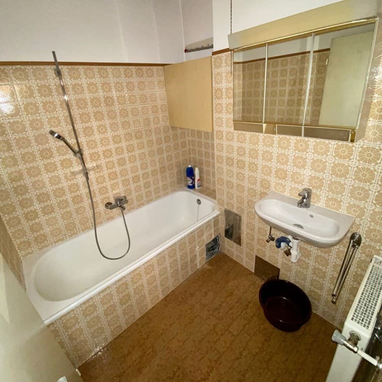 Das Bad von Lena Theres vor dem Umbau. ((c) Geberit / lenatheres_) Das Bad von Lena Theres vor dem Umbau. ((c) Geberit / lenatheres_)